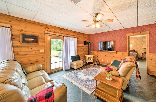 Rustic Keosauqua Gem: Fire Pit & Lake Sugema Views