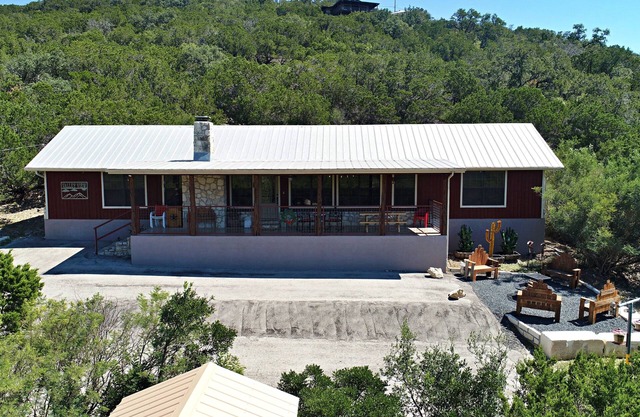 Rustic lodge retreat minutes from the Frio!