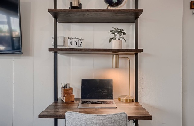 Rustic Luxe Studio - Cozy Studio/minutes to Downtown