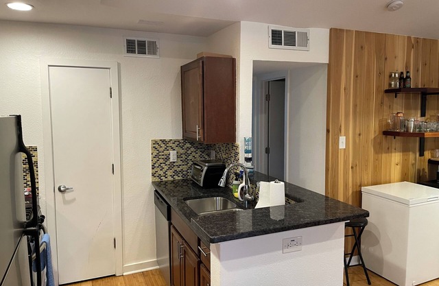 Rustic Pool Front Condo with AC, High Speed Wifi in Beautiful Austin, TX