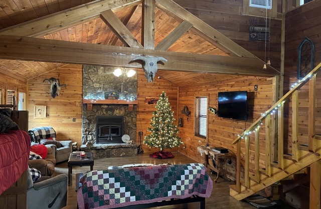 Rustic River cabin- located near the Illinois river!