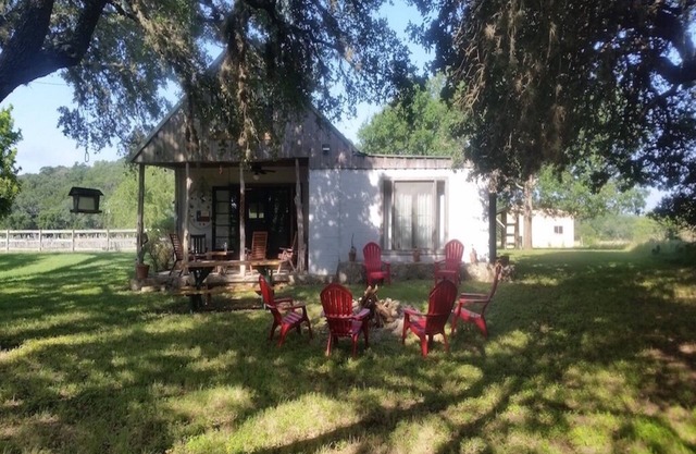 Rustic River Cabin under the Oaks and just a short walk to the river.