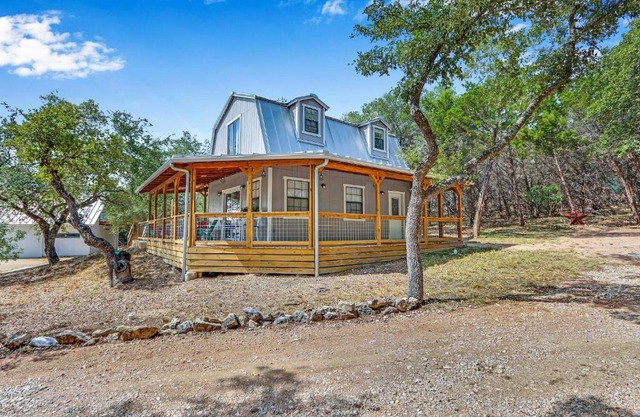 Rustic Star Farmhouse at Moonlight Getaway
