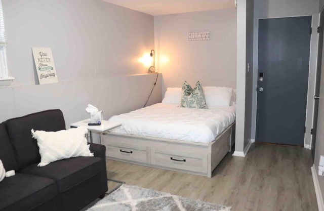 Rustic Studio Apt. 2 min drive to Downtown Oswego