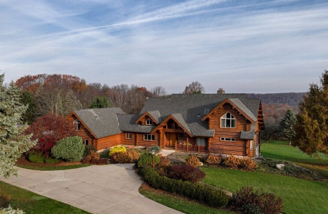 Rustic Timber Lodge w/Hot Tub-Sleeps 16