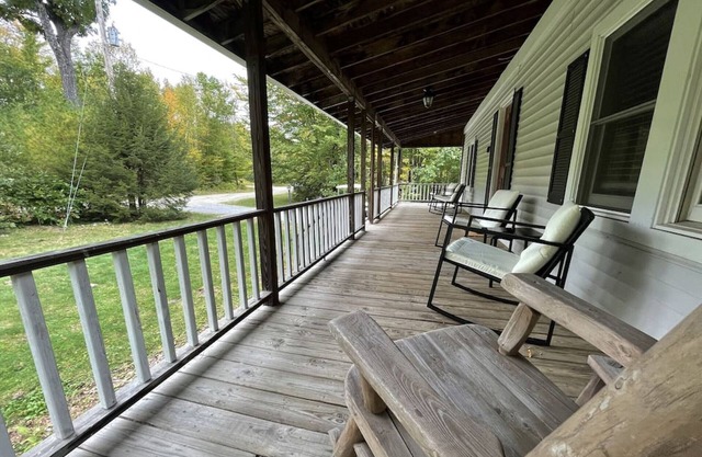 Rustic Updated Cozy Lake House! Close to skiing!