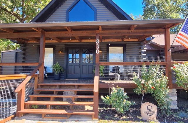 Rustic Valley/TN River-Kentucky Lake Retreat. Main house and Cottage !