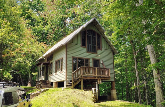 Rustic yet stylish Loft Cabin w/hot tub & outdoor shower. No Cleaning Fee.