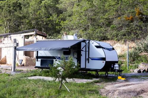 RV completamente equipado en viñedo