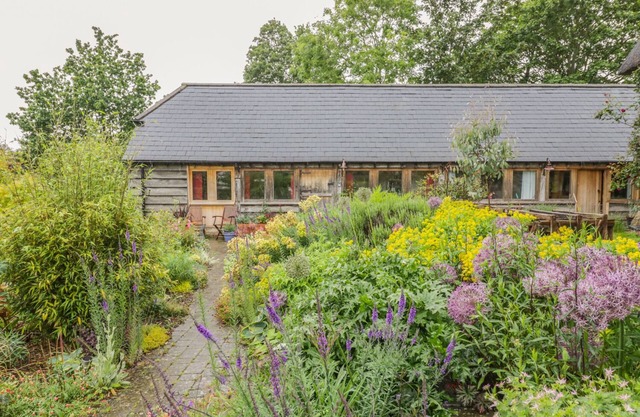 RYEPIECE COTTAGE, romantic, with a garden in Ettington
