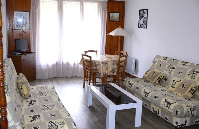 Studio for 4, South-Facing Balcony, Ski-In/Ski-Out, Peyragudes.