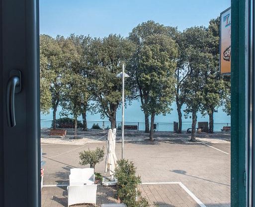 S035 - Sirolo, trilocale in piazza con vista mare