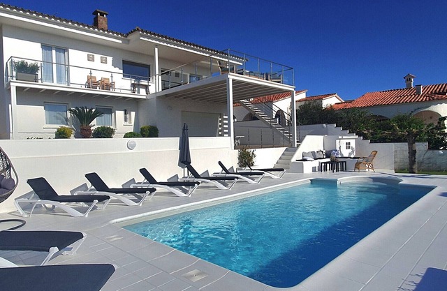Sabina: Villa with pool and sea view 500m from the beach