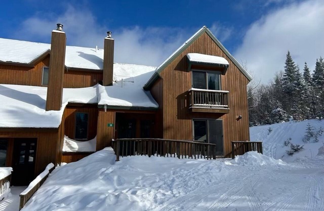 Saddleback- Rock Pond Condo 38- Great Ski in/out location- short walk to lodge