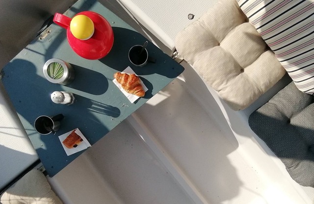 Sailboat and bicycles, original walks, sun and sea.