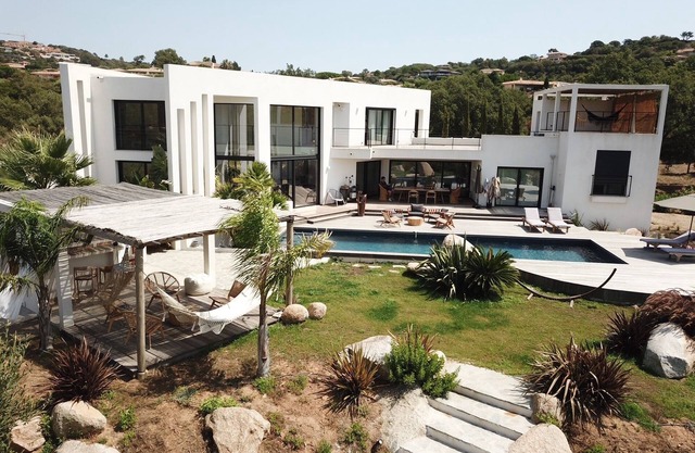 SAINT-CYPRIEN BAY - WATERFRONT VILLA