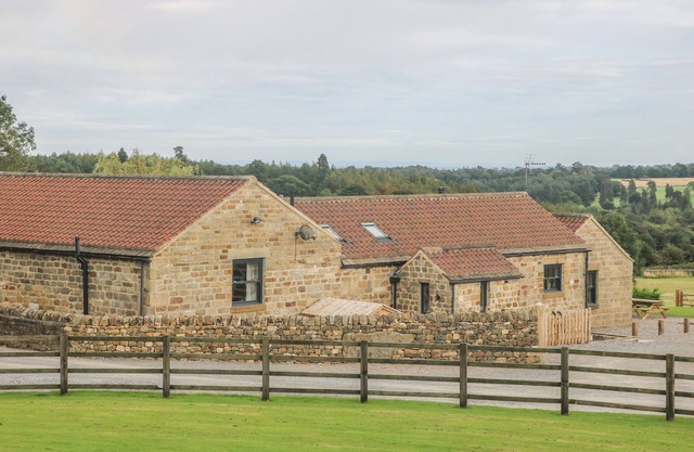 SALLY'S BARN, family friendly, luxury holiday cottage in Grantley