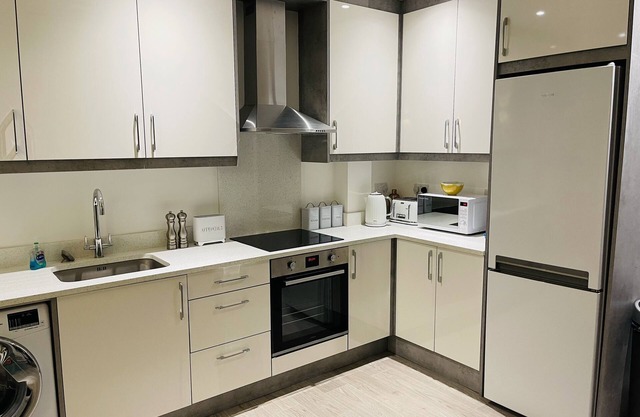 Salt Hill Slough Legoland Windsor Heathrow Luxury 2 Bed GroundFloor FREE Parking