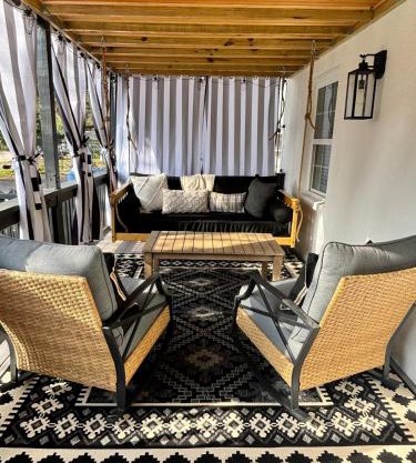 Saltwater Spa and Walk to Best Eats and Shops