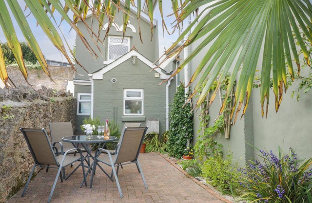 SAMPHIRE LODGE, pet friendly, country holiday cottage in Brixham