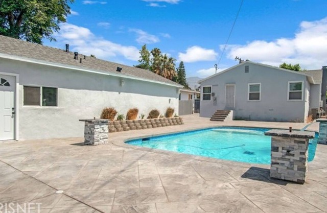 San Fernando Pool home + Large Private Guest House