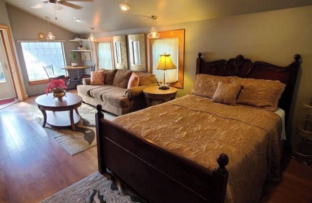 Sanctuary Studio & Fenced Yard & Outdoor Living Area
