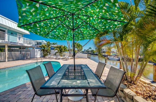 Sand Dollar #4: Upstairs Canalfront & Pet Friendly with Pool by the Beach!