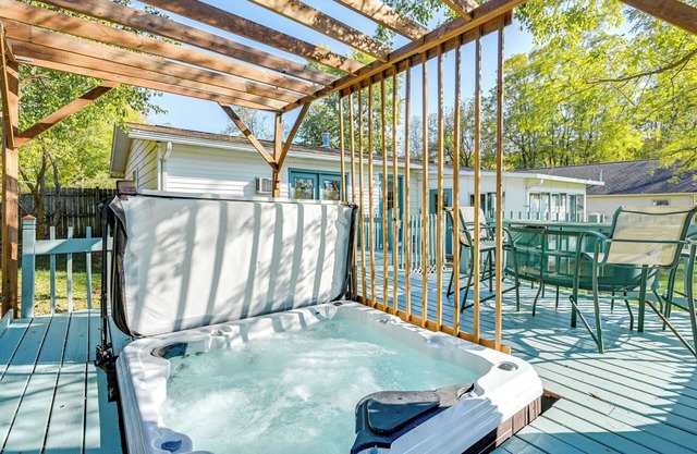 Sand Lake Retreat: Canal Access & Large Yard!