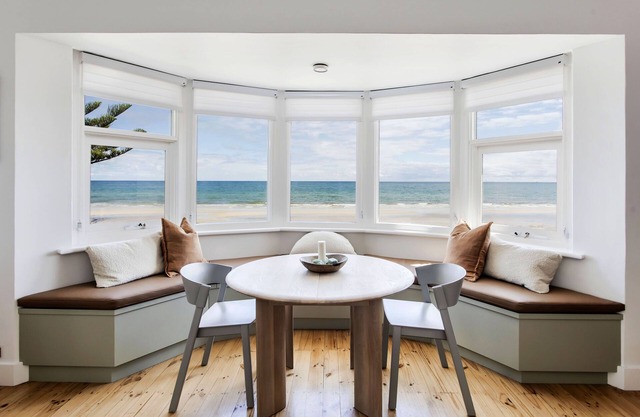 Sand Prints/Seafront/Cafes/Sleeps 6/Dogs