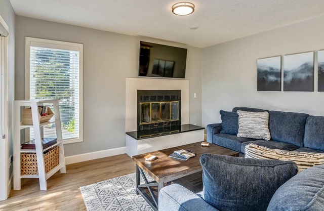 Sandcastle B-4 -Garage. 2 minutes to the beach! w/ High-Speed EV charging outlet