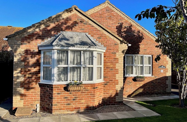 Sandpiper Cottage, Trusthorpe, a 5* holiday home next to dog-friendly beaches