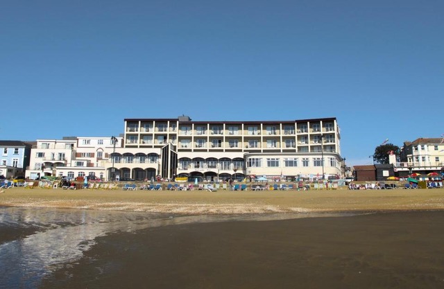 Sandringham Hotel - Seafront, Sandown - FREE CAR FERRY for bookings of 3 or more nights, subject to availability