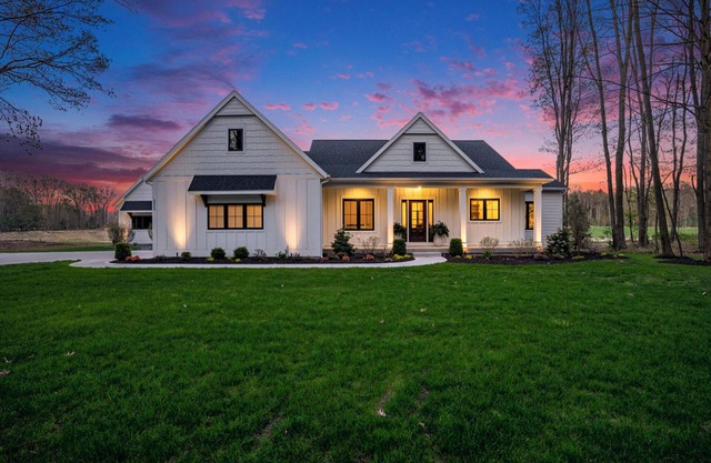 Saugatuck Oasis-pond, pool, hot tub, game room, fire pit, walk to town-sleeps 12