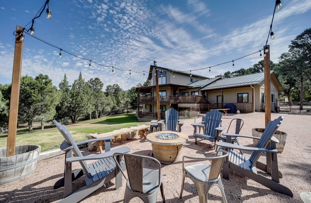 Sauna, Deck & Fire Pit: 'Rocking Horse Ranch'