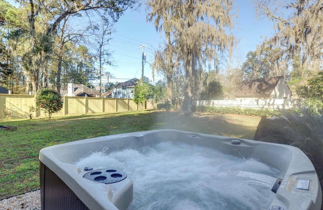 Savannah Escape~Hot Tub, Dog Friendly, Wifi & W/D