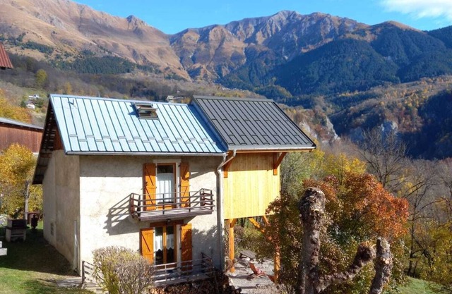 Savoyard chalet with open view in a relaxing setting amidst the mo