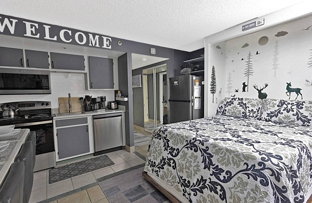 SC 2211: Comfy studio w/courtyard views ready for your summer stay! With pool!