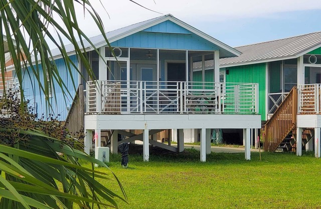 Scallop Cove #5 - The Blue Tortuga - Bayfront, 3 Min Walk to Gulf, Pet Friendly, No Min Nights.