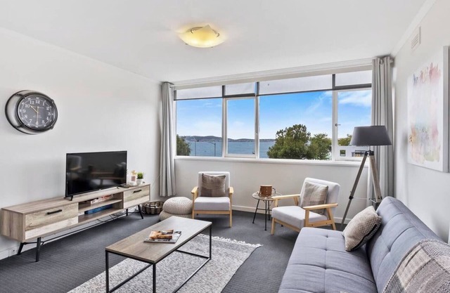 Scandi chic Riverside Hideaway Near Attractions