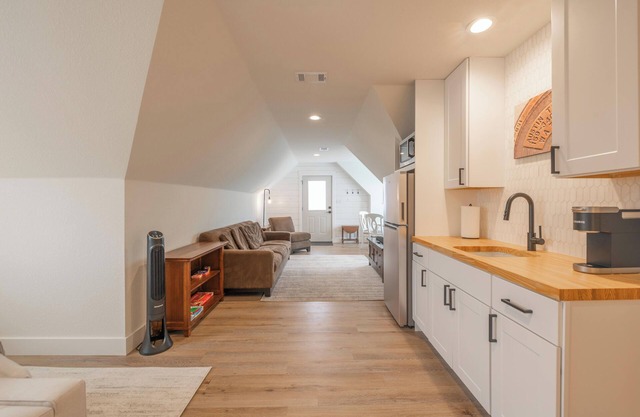 Scarlet Ridge Retreat | Near Wineries & DT Austin!
