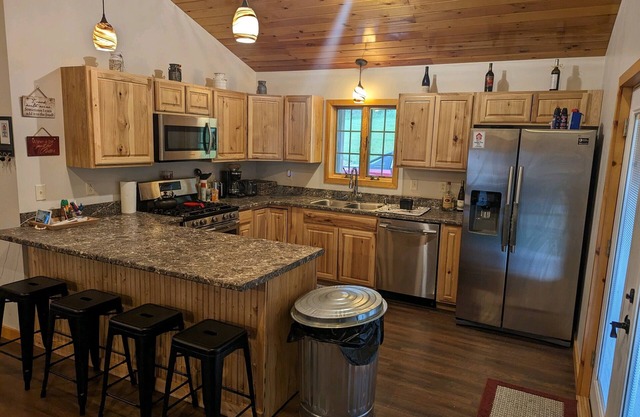 Scenic Escape at Camp AWOL! Minutes to Watkins Glen, Corning and many Wineries!