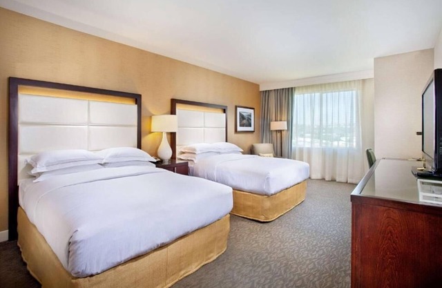 Scenic Oasis: Close to South State Beach, Pets Allowed, Parking, Outdoor Pool!