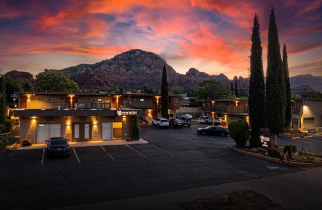 Scenic Two Queens to Relax near art & culture at West Sedona Hotel