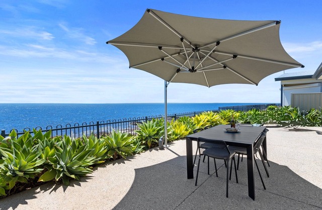 Sea La Vie - Absolute beachfront! Amazing sea views! Off peak special!