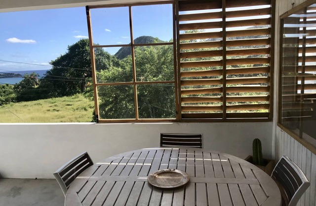 Sea view apartment with endless breeze, lush garden.nature and animals lovers