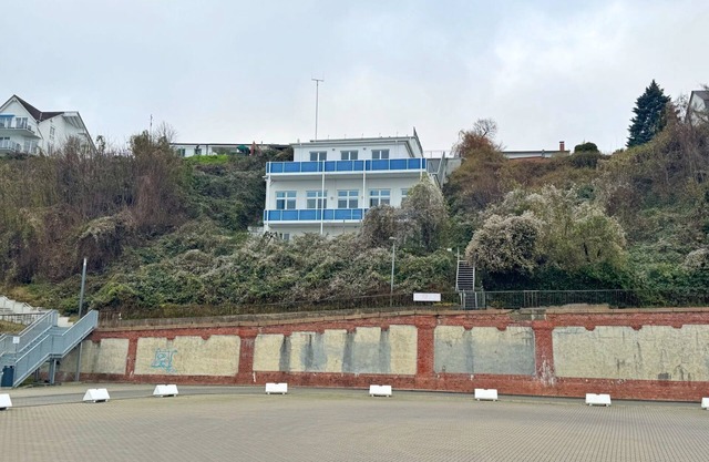 Sea view apartment with fireplace
