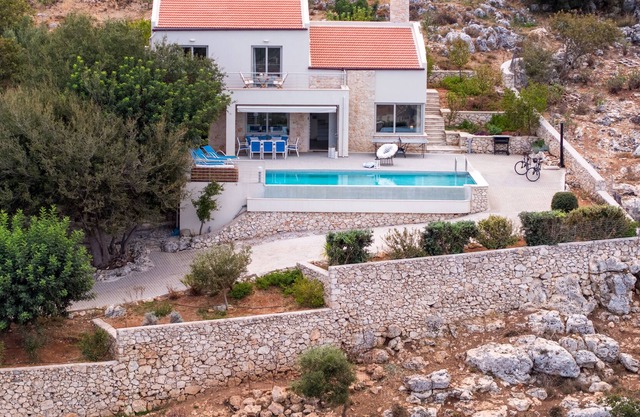 Sea View, large infinity pool and privacy. Pool can be heated for an extra fee.