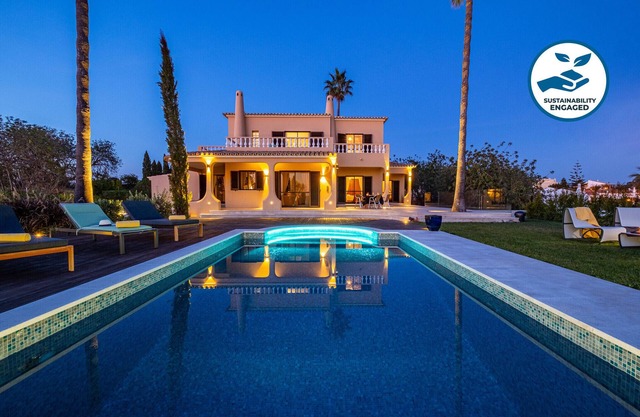 Sea view retreat w/games room & BBQ, Galé