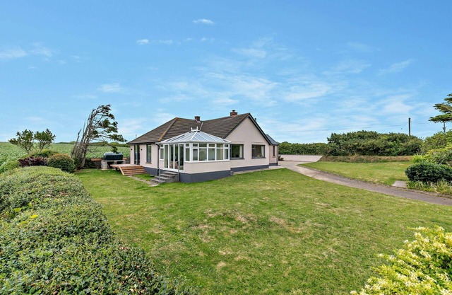 Sea View - Three Bedroom House, Sleeps 8