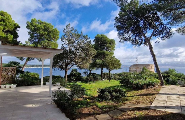 Sea view villa with direct access to the beautiful Lazzaretto cove